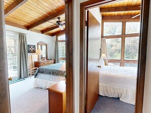 4 bedrooms, iron/ironing board, free WiFi - Pet Friendly. 4 Bedrooms. 1 Block From Beach. Sleeps 12 (Villas)