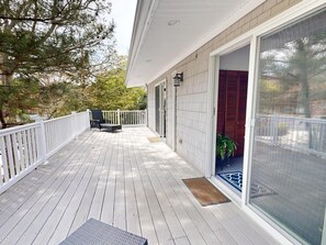 Terrace/patio - Pet Friendly. 4 Bedrooms. 1 Block From Beach. Sleeps 12 (Villas)