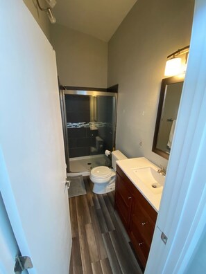 Baignoire, séchoir à cheveux, serviettes fournies, papier de toilette