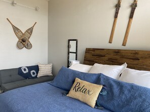 2 chambres, fer et planche à repasser, lit de bébé portatif