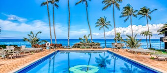 Ground-floor condo with ocean view, high-speed WiFi, & full kitchen