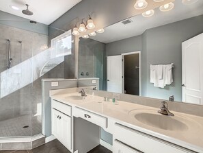 Hair dryer, towels, soap, toilet paper - Charming Luxury Home 7 BR, 6 Bath, Pool & Jacuzzi (Kissimmee)