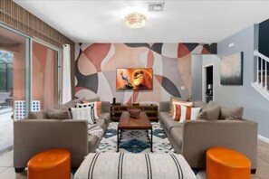 Smart TV - Charming Luxury Home 7 BR, 6 Bath, Pool & Jacuzzi (Kissimmee)