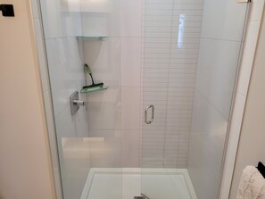Combined shower/bathtub, hair dryer, towels, soap