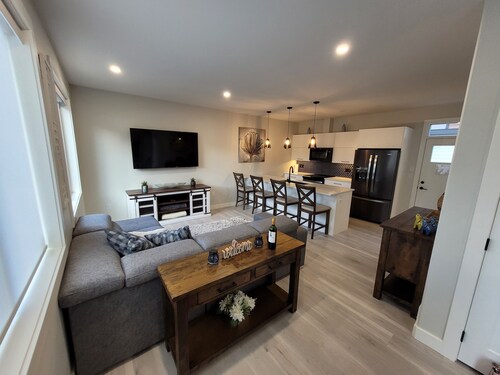 2-Min Lake Stroll: Chic 2-Bed Downtown Gem!

