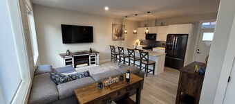 2-Min Lake Stroll: Chic 2-Bed Downtown Gem!

