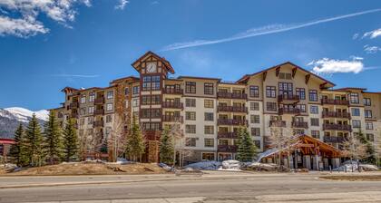 Spacious & Bright Condo W/ Shared Pool, Easy Ski Access & Free WiFi