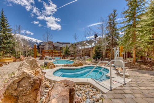 Spacious & Bright Condo W/ Shared Pool, Easy Ski Access & Free WiFi