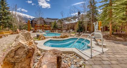 Spacious & Bright Condo W/ Shared Pool, Easy Ski Access & Free WiFi