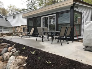 Eine Terrasse mit Sitzgelegenheiten und einer Steinbordüre.