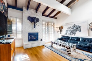 Televisie, een open haard, een dvd-speler en boeken