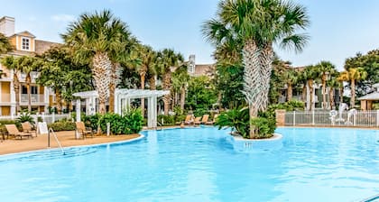 Fourth-floor studio with shared pool, fast WiFi, washer/dryer, & central AC