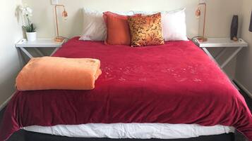 2 chambres, bureau, fer et planche à repasser, lit parapluie