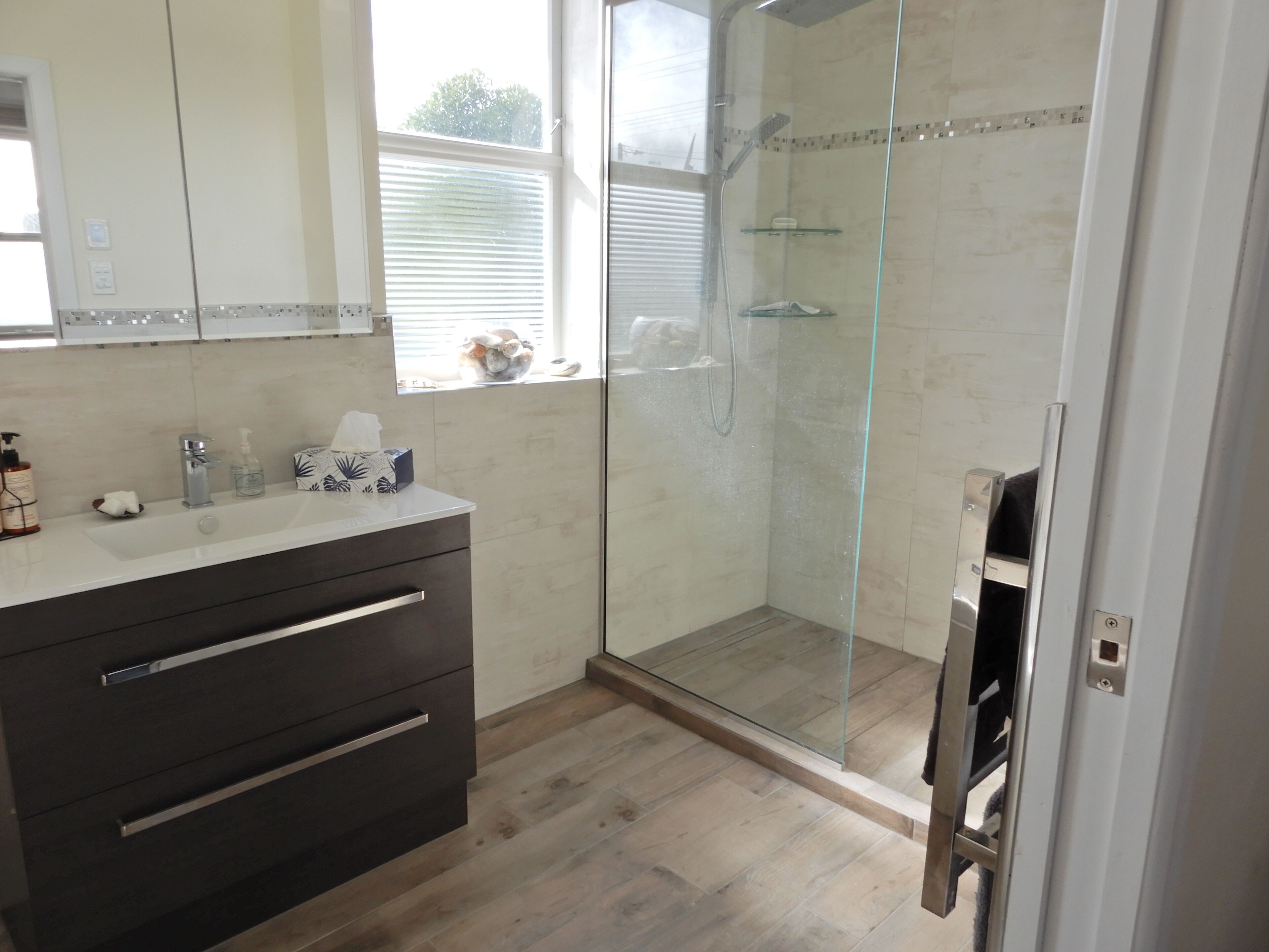 Shower, jetted bath, hair dryer, towels