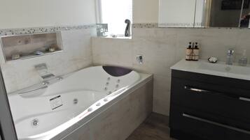 Shower, jetted bath, hair dryer, towels