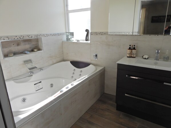 Shower, jetted tub, hair dryer, towels - "Breathe" easy at Foxton Beach (Foxton Beach)