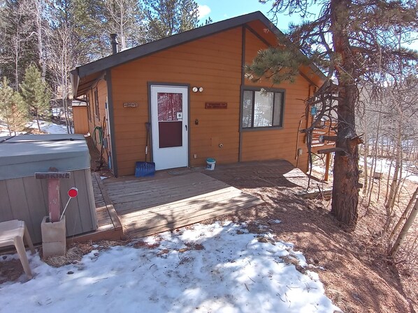 Exterior - Bear Foot Getaway: Secluded Cabin in Aspens, deck, Hot Tub, 6Mi to Cripple Creek (Cripple Creek)