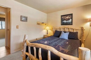 2 bedrooms, iron/ironing board, WiFi, bed sheets - Bear Foot Getaway (Cripple Creek)