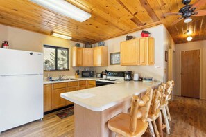 Fridge, microwave, oven, stovetop - Bear Foot Getaway (Cripple Creek)
