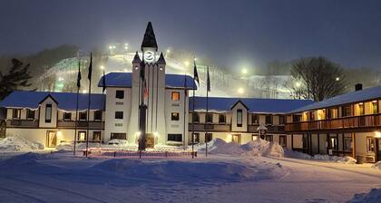 Schuss Mountain! Sleeps 8, golf course, WiFi, walk to pool, steps to yellow lift