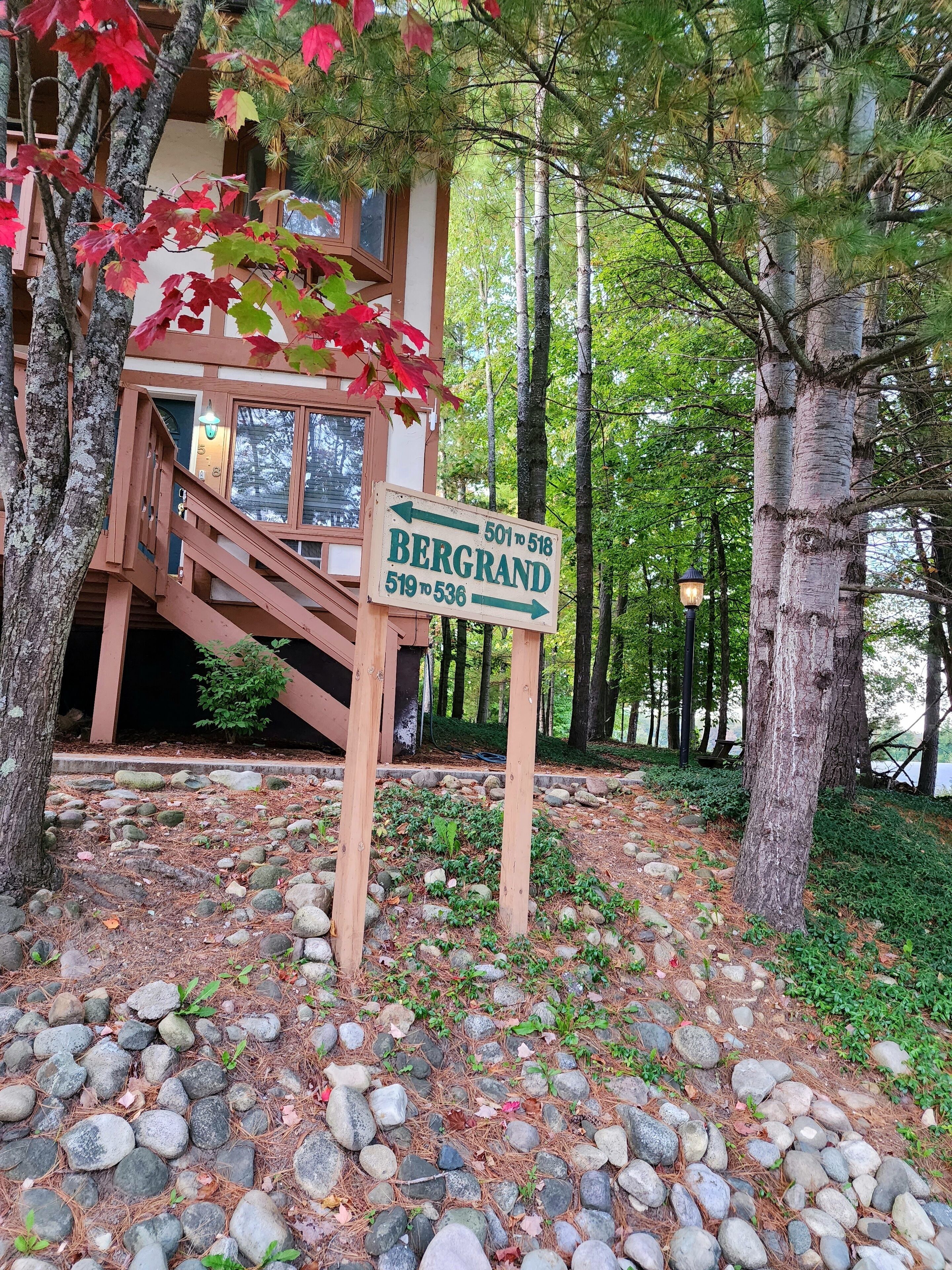 A wooden cabin with a sign indicating '501 to 518' and '519 to 536' as room numbers.