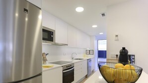 コーヒー / ティーメーカー  、冷蔵庫、電子レンジ、オーブン