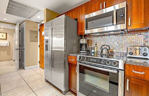 Frigorífico, microondas, horno y placa de cocina