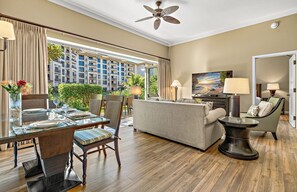 Una televisión, un reproductor de DVD, un reproductor estéreo