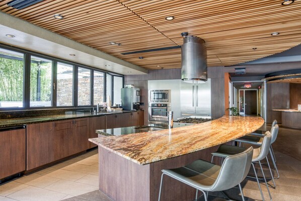 Fridge, microwave, oven, dishwasher - Cozy Santana Row 1BR w/ Pool, Gym, nr. Googleplex Campus by Blueground (San Jose)