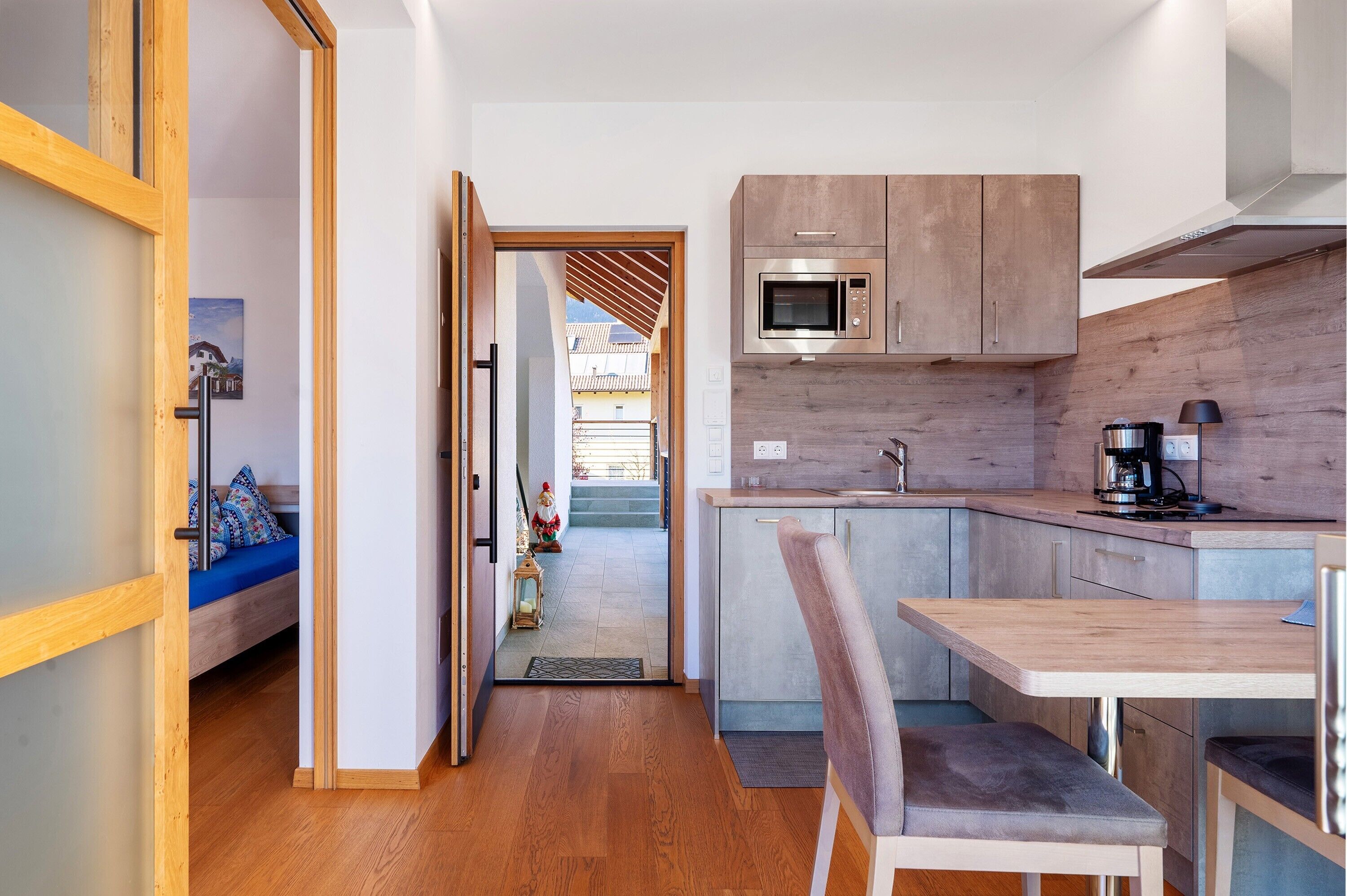 Een koelkast, een microgolfoven, een kookplaat, een vaatwasser