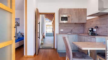 Een koelkast, een microgolfoven, een kookplaat, een vaatwasser