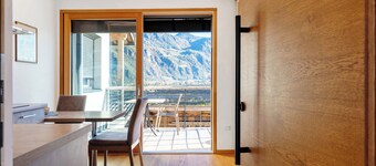 Appartement moderne "3 Weger" avec vue panoramique sur les montagnes, beau balcon et Wi-Fi