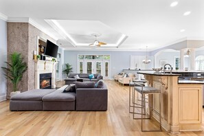 Una televisión, una mesa de tenis de mesa