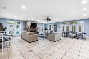 Una televisión, una mesa de tenis de mesa