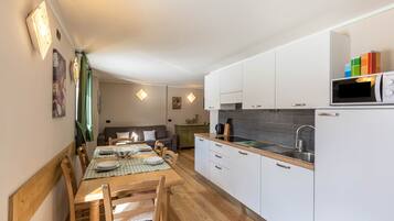 Coffee/tea maker, fridge, microwave, stovetop