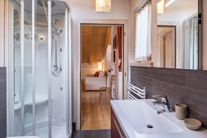 Doccia, asciugacapelli, asciugamani