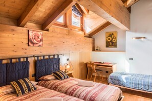 2 bedrooms, free WiFi, bed sheets - Casa Azzurra with Mountain View, Wi-Fi, Balcony & Garden; Parking Available (Livigno (SO))