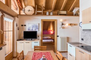 Een koelkast, een microgolfoven, een kookplaat, een vaatwasser