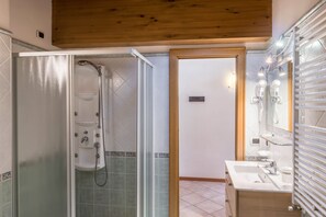 Shower, hair dryer, towels - Casa Azzurra with Mountain View, Wi-Fi, Balcony & Garden; Parking Available (Livigno (SO))