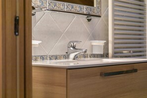 Een douche, een haardroger, handdoeken