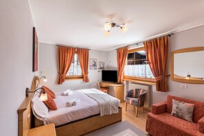 3 bedrooms, free WiFi, bed sheets, wheelchair access