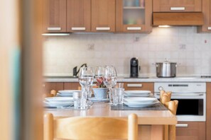 Frigorifero, microonde, piano cottura, lavastoviglie