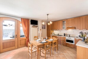 Fridge, microwave, stovetop, dishwasher - Casa Azzurra with Mountain View, Wi-Fi & Garden (Livigno (SO))
