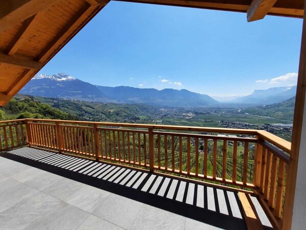 Property grounds - Holiday Apartment "Weinberg" with Mountain View, Wi-Fi, Terrace, Balcony & Garden (Dorf Tirol)