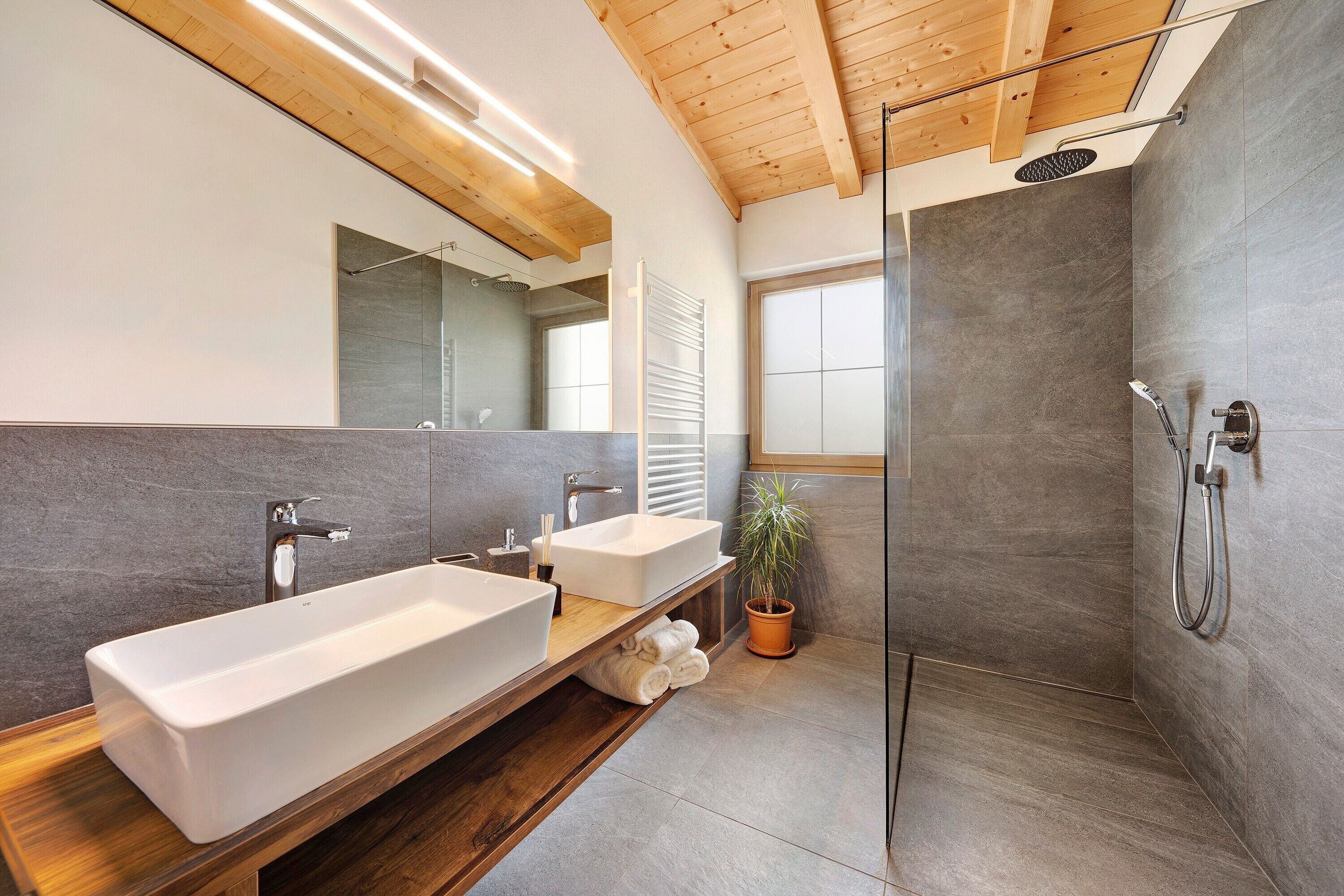 Douche, séchoir à cheveux, serviettes fournies