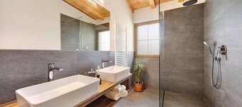 Holiday Apartment "Weinberg" with Mountain View, Wi-Fi, Terrace, Balcony & Garden