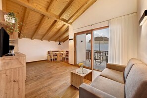 TV - Holiday Apartment "Rosenblick" with Mountain View, Terrace, Balcony & Garden (Dorf Tirol)