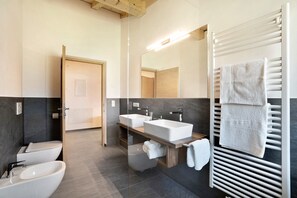 淋浴设施、吹风机、毛巾