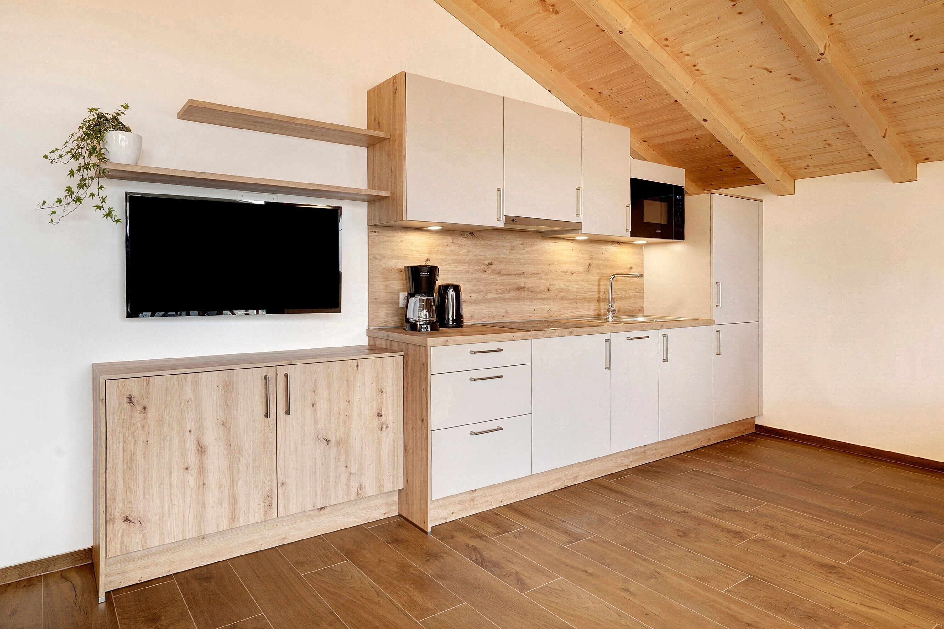 Frigorifero, microonde, piano cottura, lavastoviglie