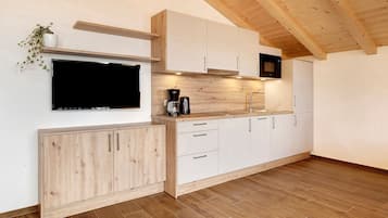 Een koelkast, een microgolfoven, een kookplaat, een vaatwasser